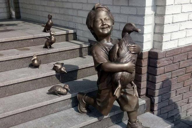 В центре Казани в честь ЧМ-2018 появилась скульптура мальчика в бутсах