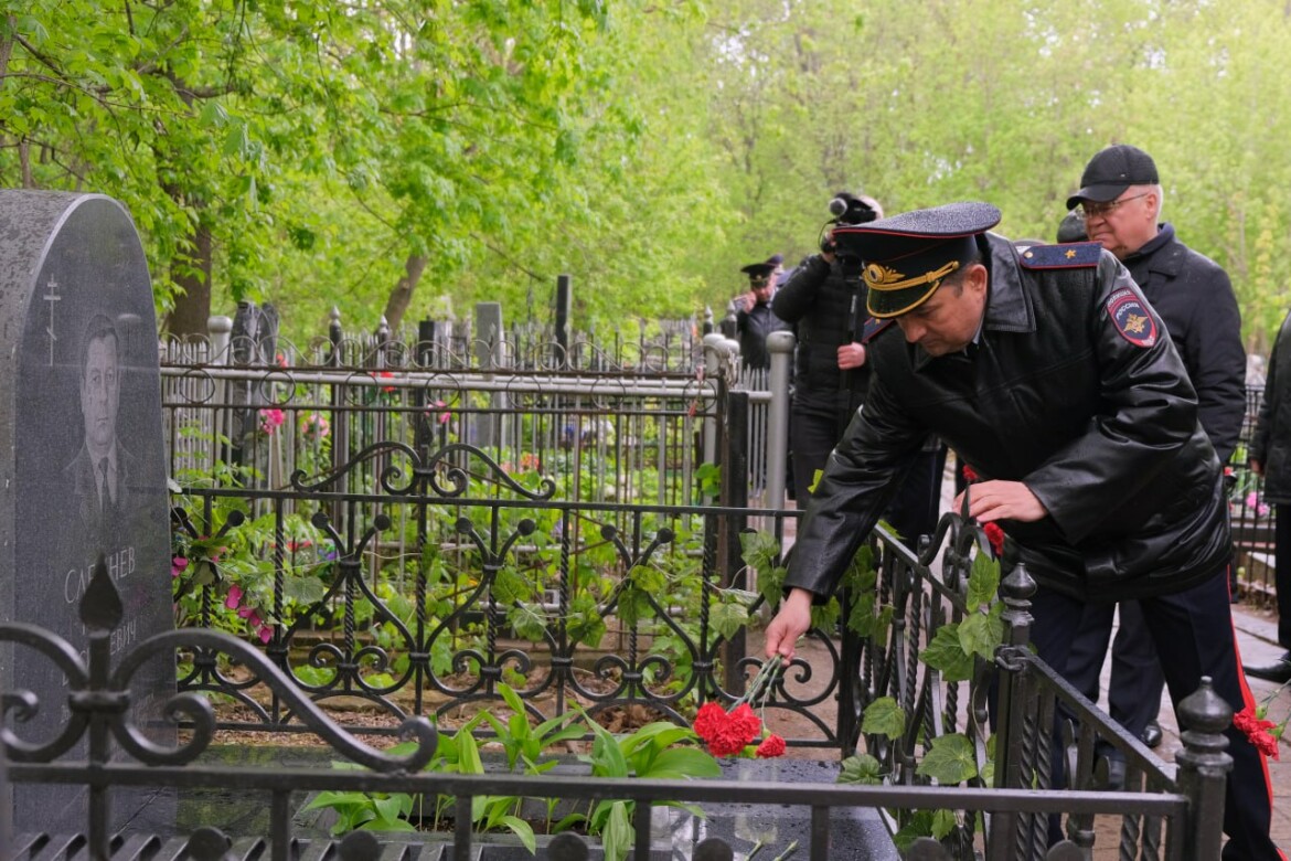 Глава МВД Татарстана возложил цветы на могилы ветеранов Великой  Отечественной войны | 07.05.2024 | Казань - БезФормата