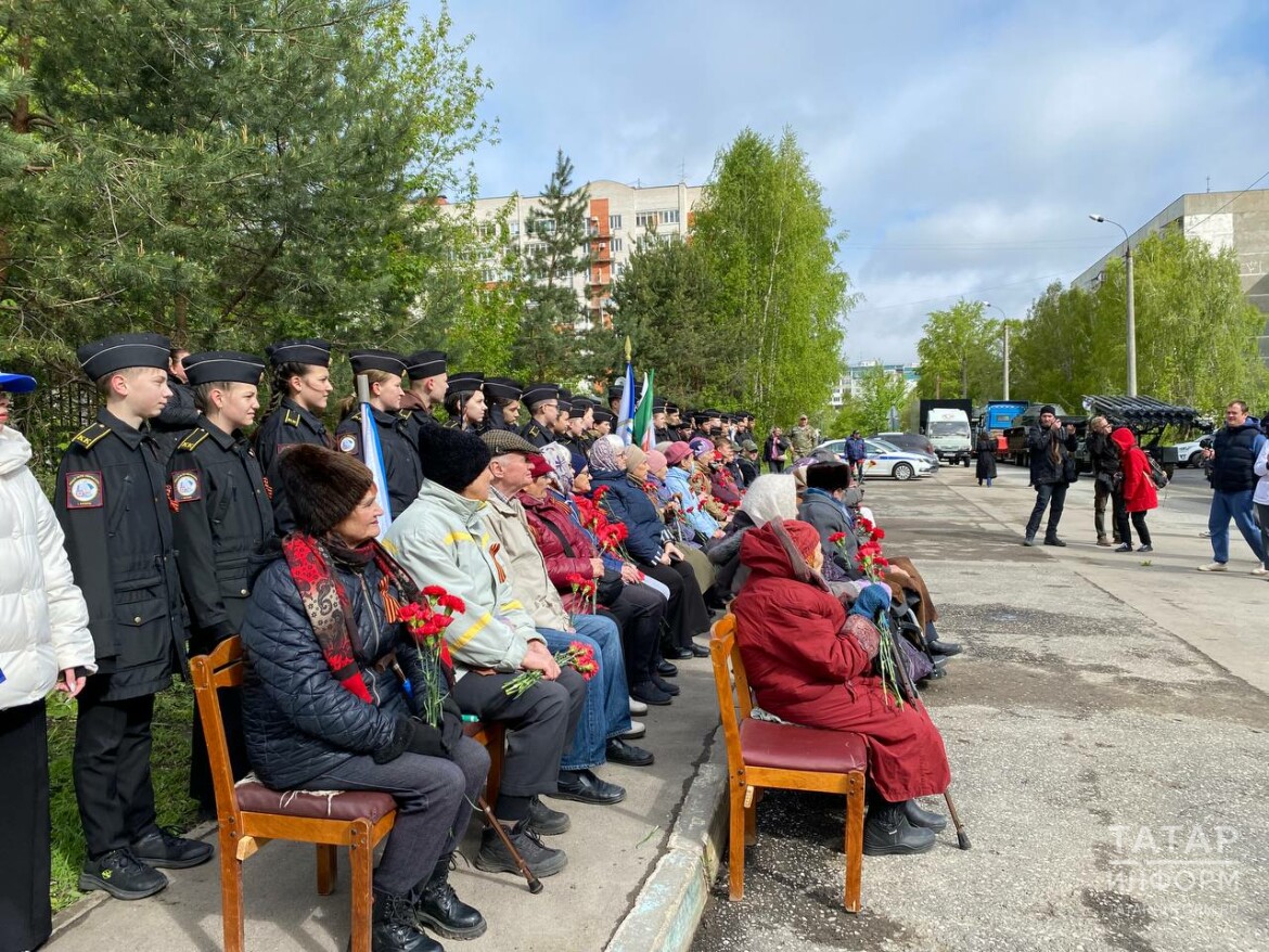 Мы дарим им праздничное настроение»: под окнами казанских ветеранов  отгремели парады