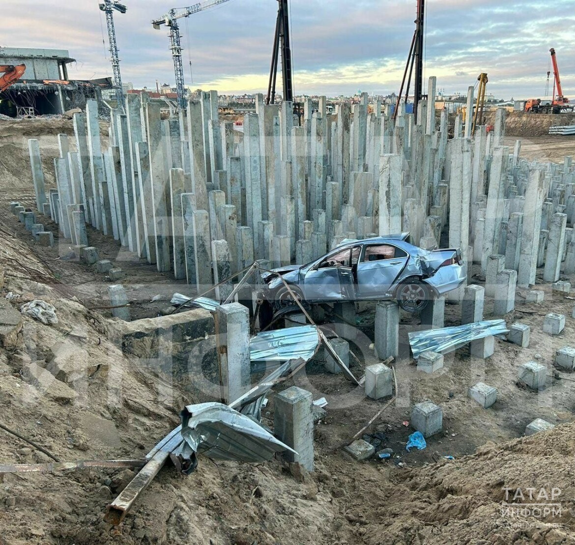 В Казани легковушка вылетела на сваи строящегося дома, водитель чудом  остался жив | 22.10.2023 | Казань - БезФормата