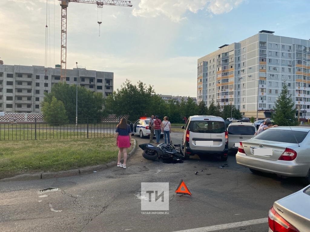 Мотоциклиста доставили в больницу после столкновения с авто на перекрестке  в Нижнекамске