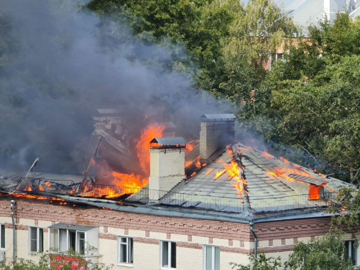 В подмосковном Красногорске загорелась крыша жилого дома, эвакуированы 30  жильцов