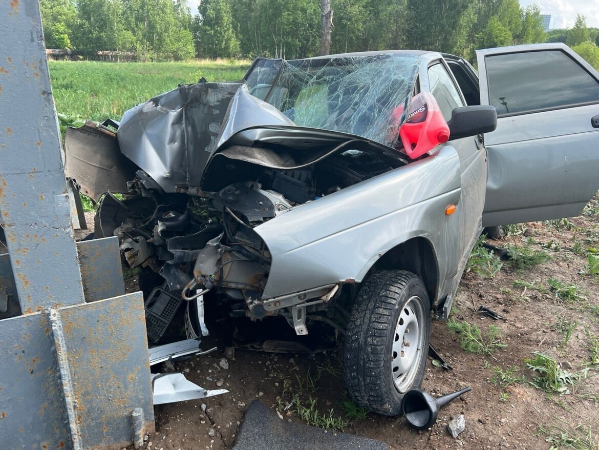 Легковушка влетела в эстакаду в Нижнекамске, пассажир впал в кому