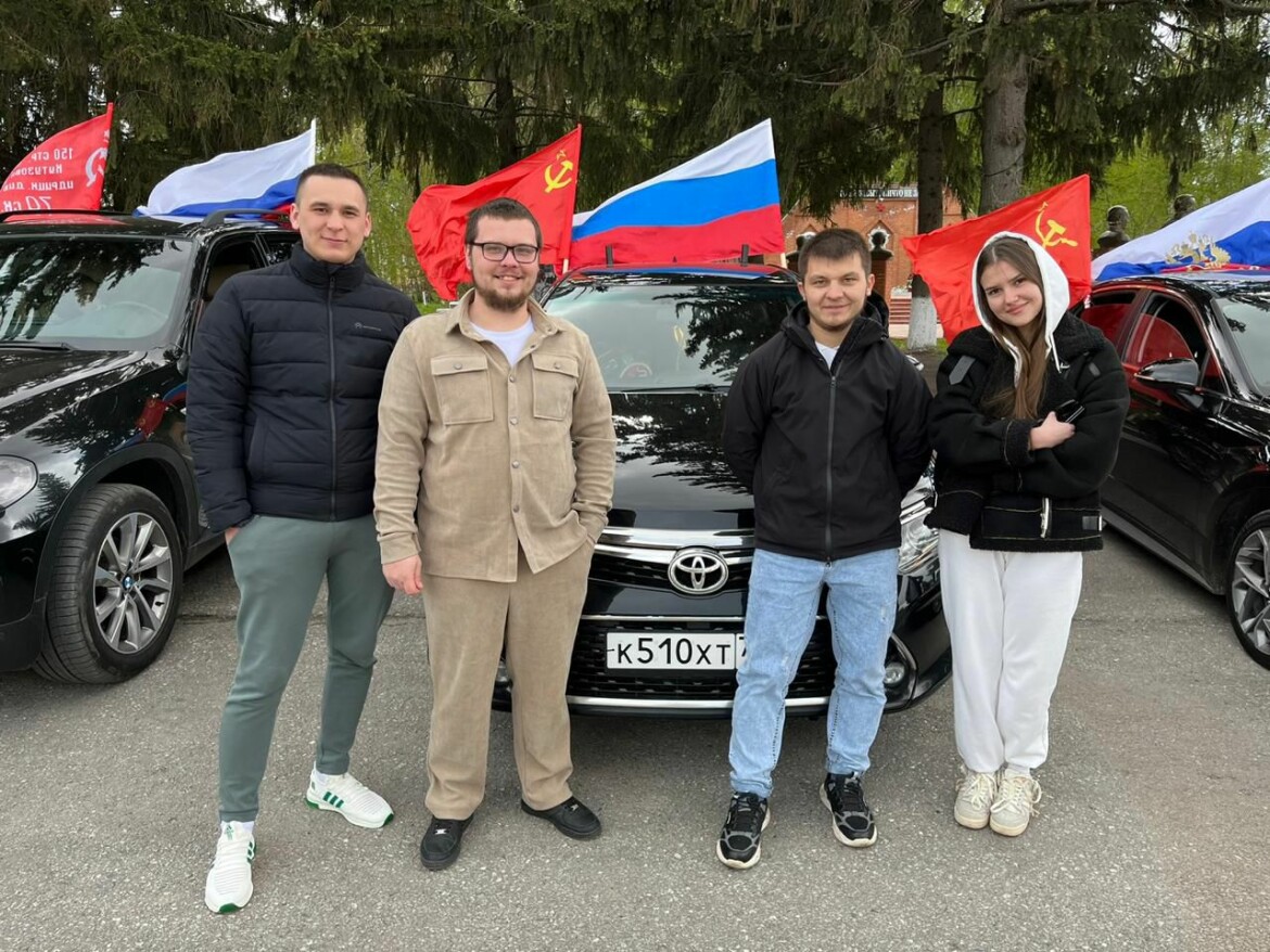 Участники автопробега под звуки песен Победы навестили 100-летнюю труженицу  тыла из Тетюш