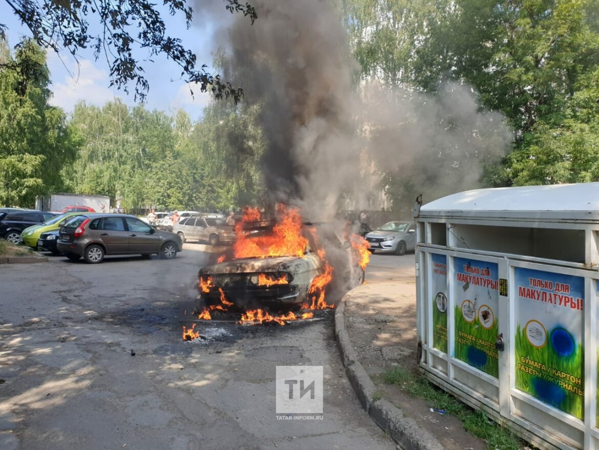 В центре Челнов во дворе высотного дома пожарные потушили пылающую «Волгу»