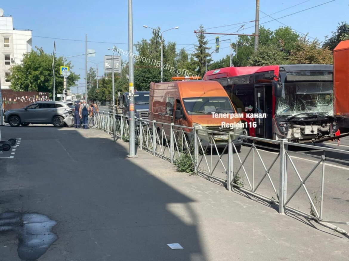 Водитель автобуса пострадал после столкновения с джипом в центре Казани |  28.07.2023 | Казань - БезФормата