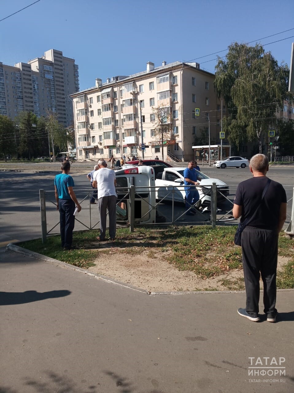 В результате ДТП в Казани «Лада Ларгус» опрокинулась на бок прямо на дороге  | 09.08.2023 | Казань - БезФормата