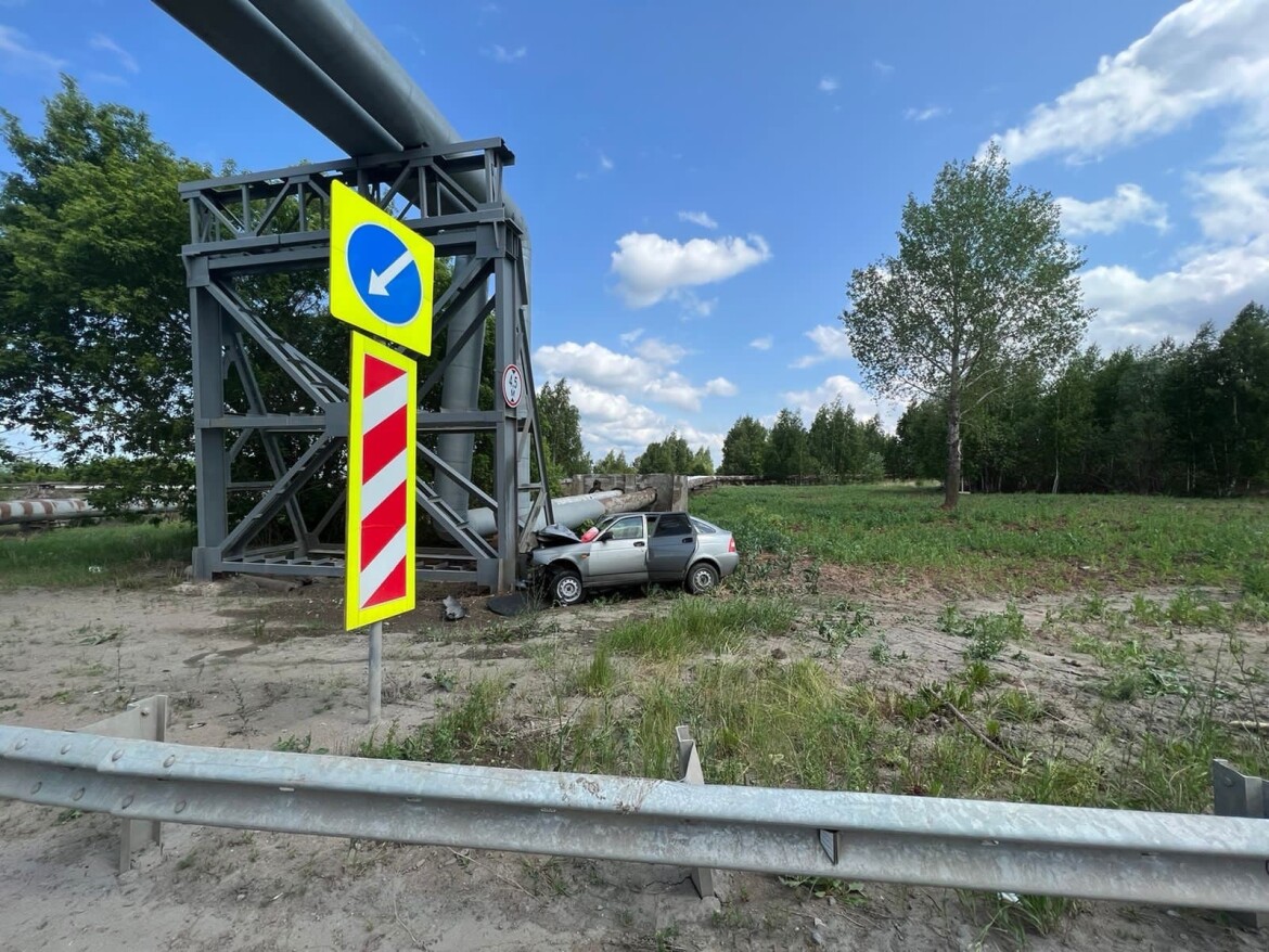 Легковушка влетела в эстакаду в Нижнекамске, пассажир впал в кому