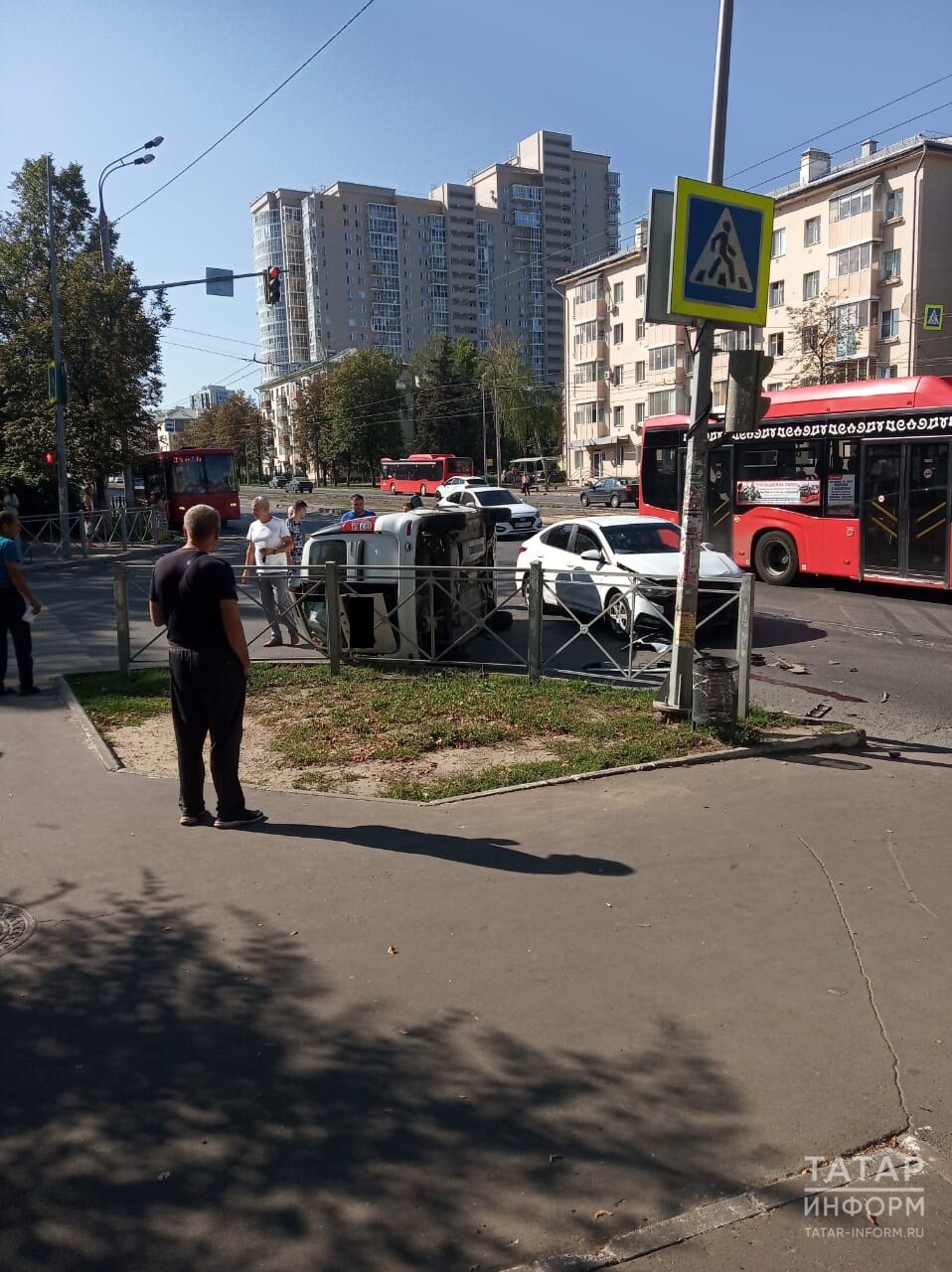 В результате ДТП в Казани «Лада Ларгус» опрокинулась на бок прямо на дороге  | 09.08.2023 | Казань - БезФормата