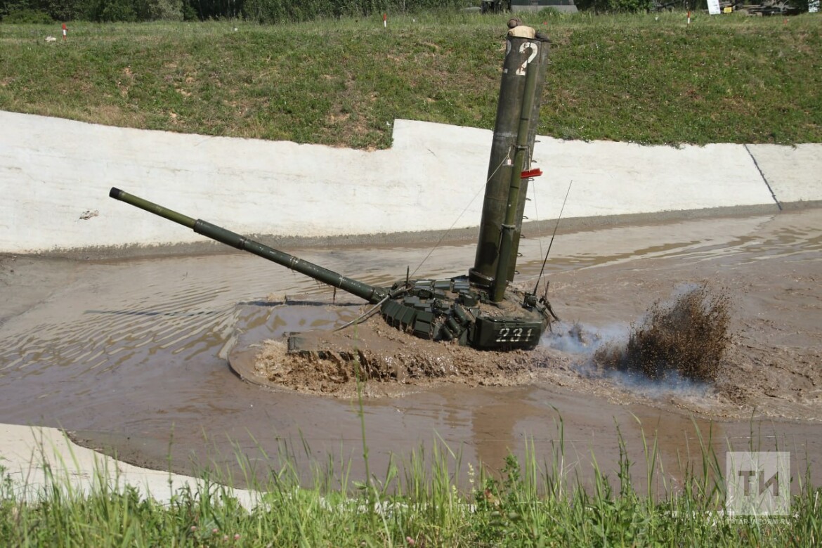 Случись нештатная ситуация, они выберутся»: курсанты учились водить танки  под водой