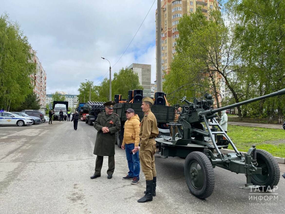 Мы дарим им праздничное настроение»: под окнами казанских ветеранов  отгремели парады