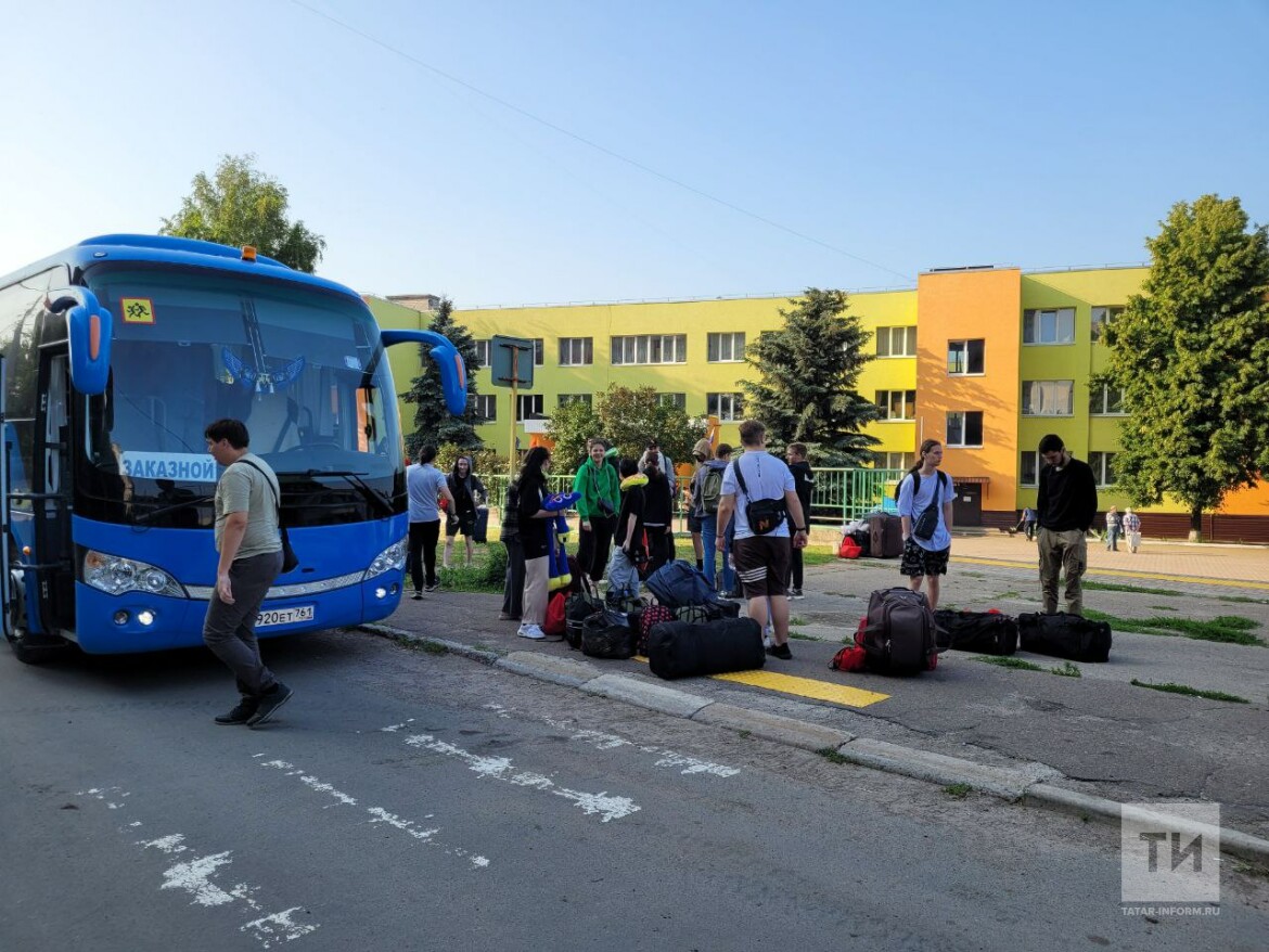 Выпускники из Лисичанска, учившиеся в Елабуге, приехали на каникулы в  родной город