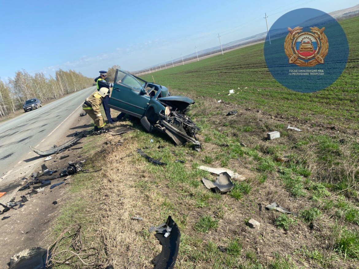 В Бавлинском районе водитель Volkswagen погиб, врезавшись в грузовик на  встречке