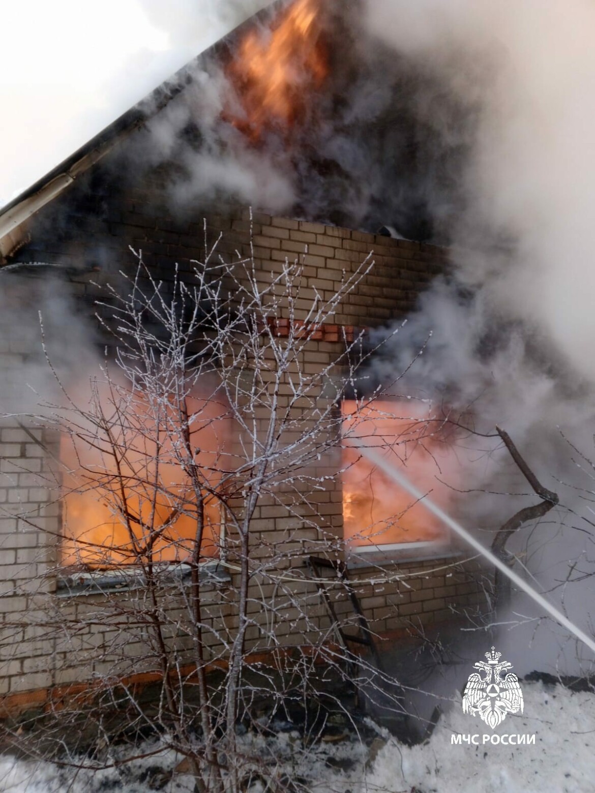 Под Нижнекамском соседи спасли мужчину из загоревшегося дома