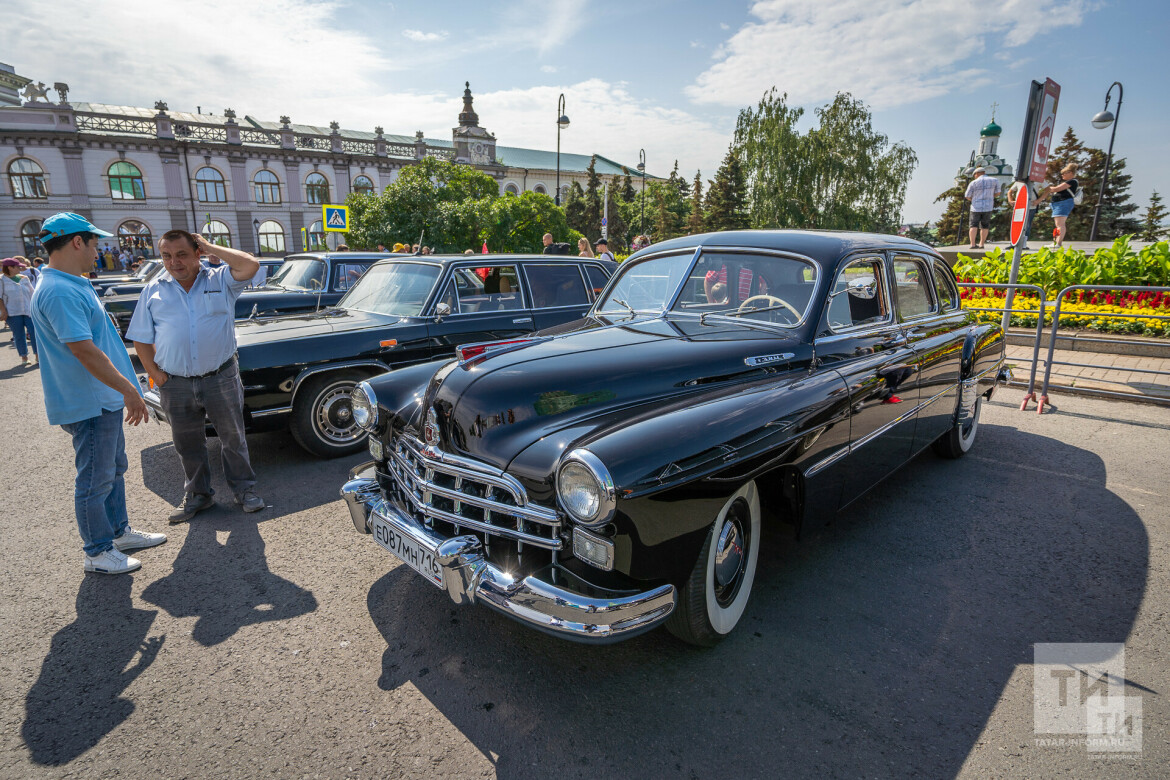 Легендарная советская классика: В Казани впервые проходит выставка  ретромобилей «Чайка» | 30.07.2022 | Казань - БезФормата