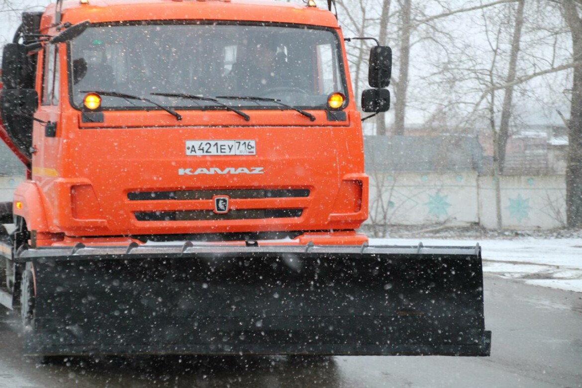 Вывести зима. Обильный снегопад. Содержание дорог в зимний период в городе.