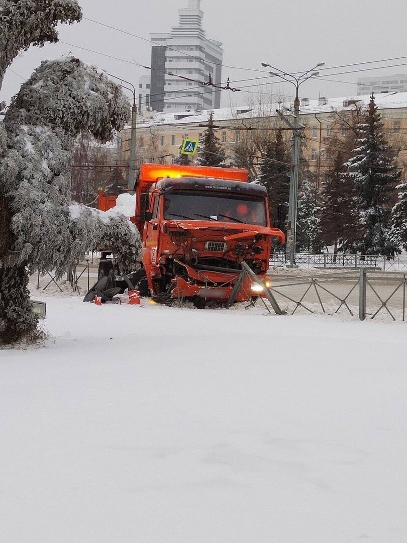 В центре Казани «КАМАЗ» занесло на снегу, и он снес ограждение