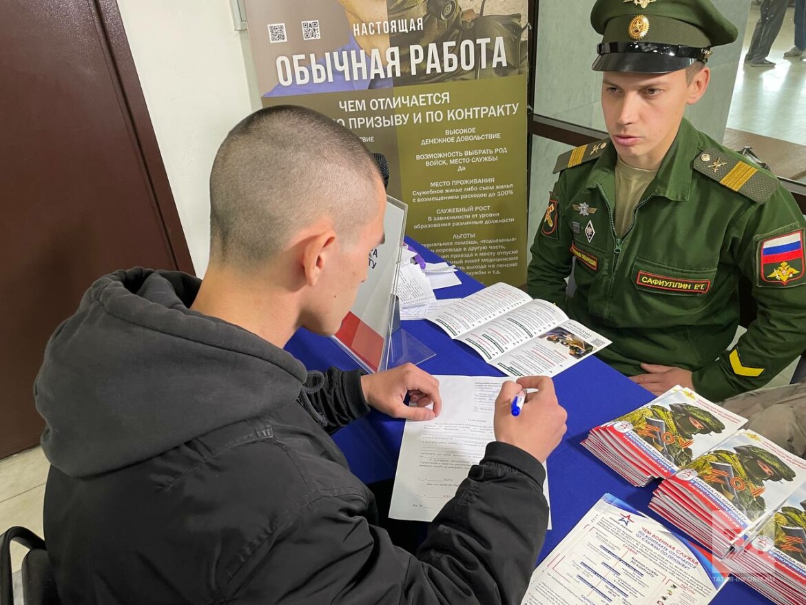 Хочу защищать мирных жителей: студент на ярмарке вакансий в Казани о службе  по контракту | 14.04.2023 | Казань - БезФормата