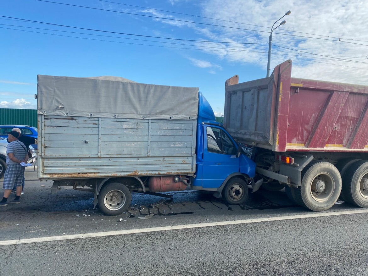 В Казани на Кировской дамбе произошла массовая авария, двое человек  пострадали