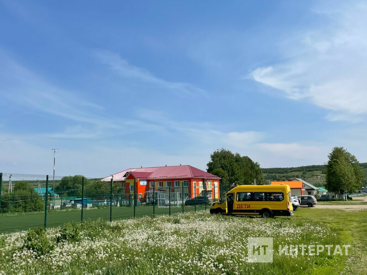 Грустно расставаться»: в деревне Алан последний звонок прозвучал для одного  ученика