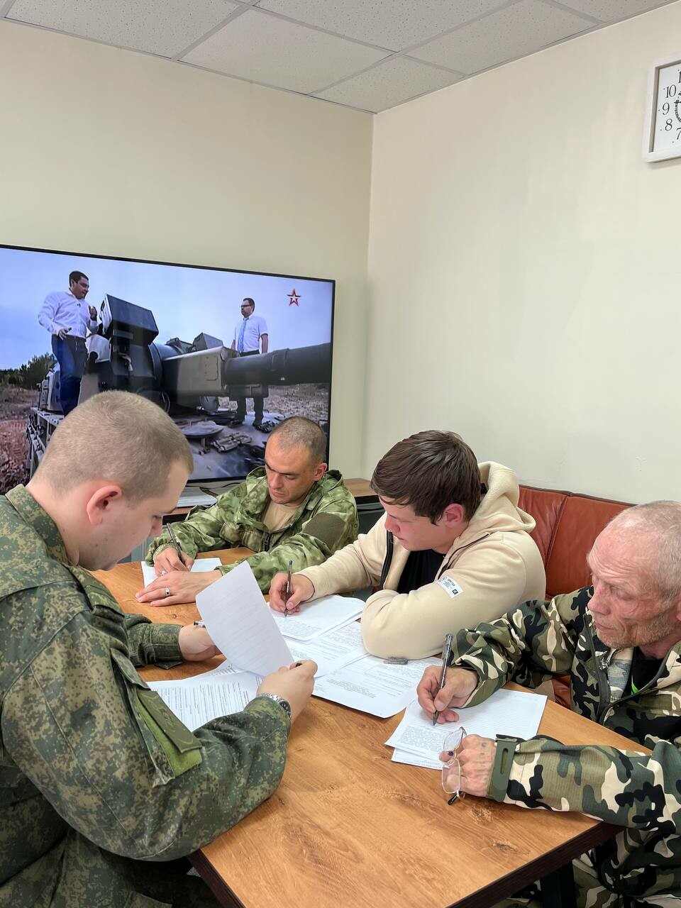 В Челнах заключают контракт на военную службу жители других регионов РФ