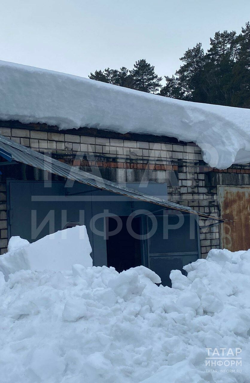 Пласт снега съехал на мужчину с крыши гаража в Зеленодольске, его увезли в  больницу