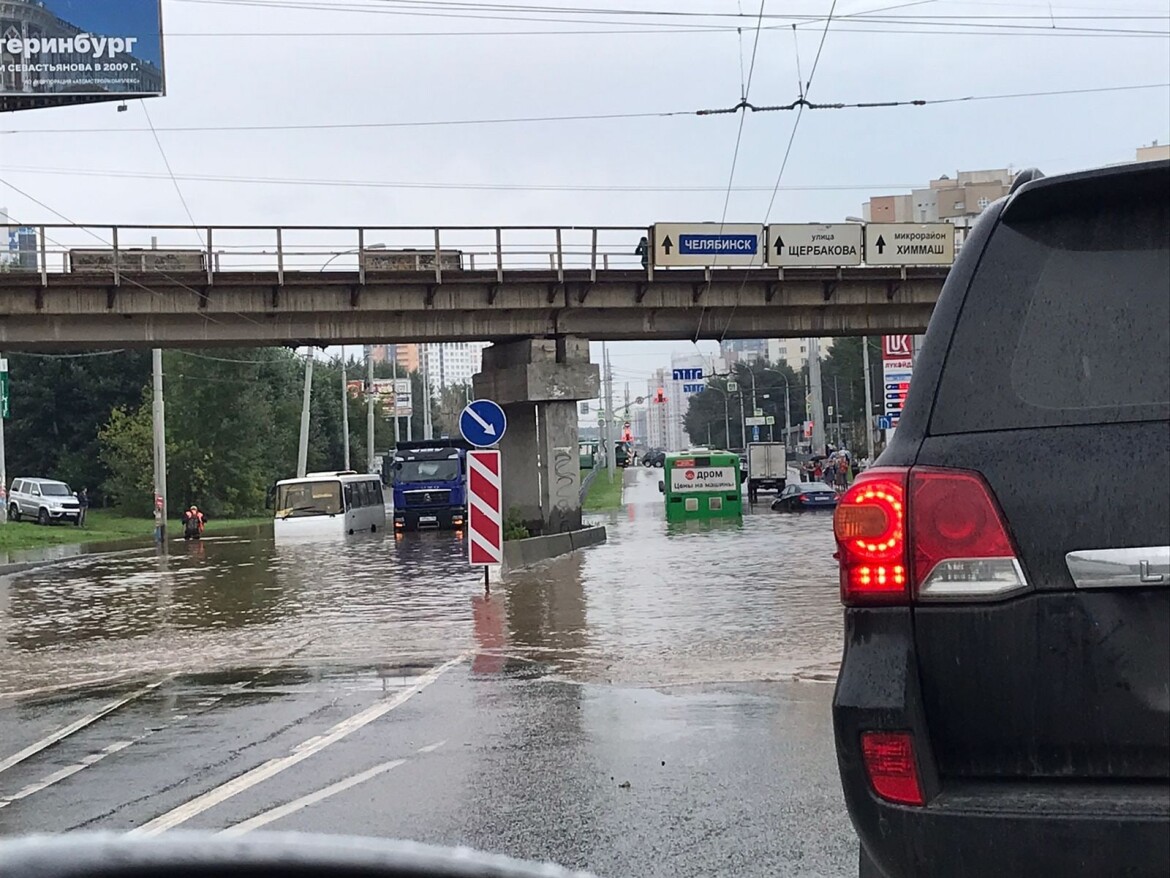 В Екатеринбурге из-за прорыва трубы затопило дорогу под мостом, собралась  огромная пробка