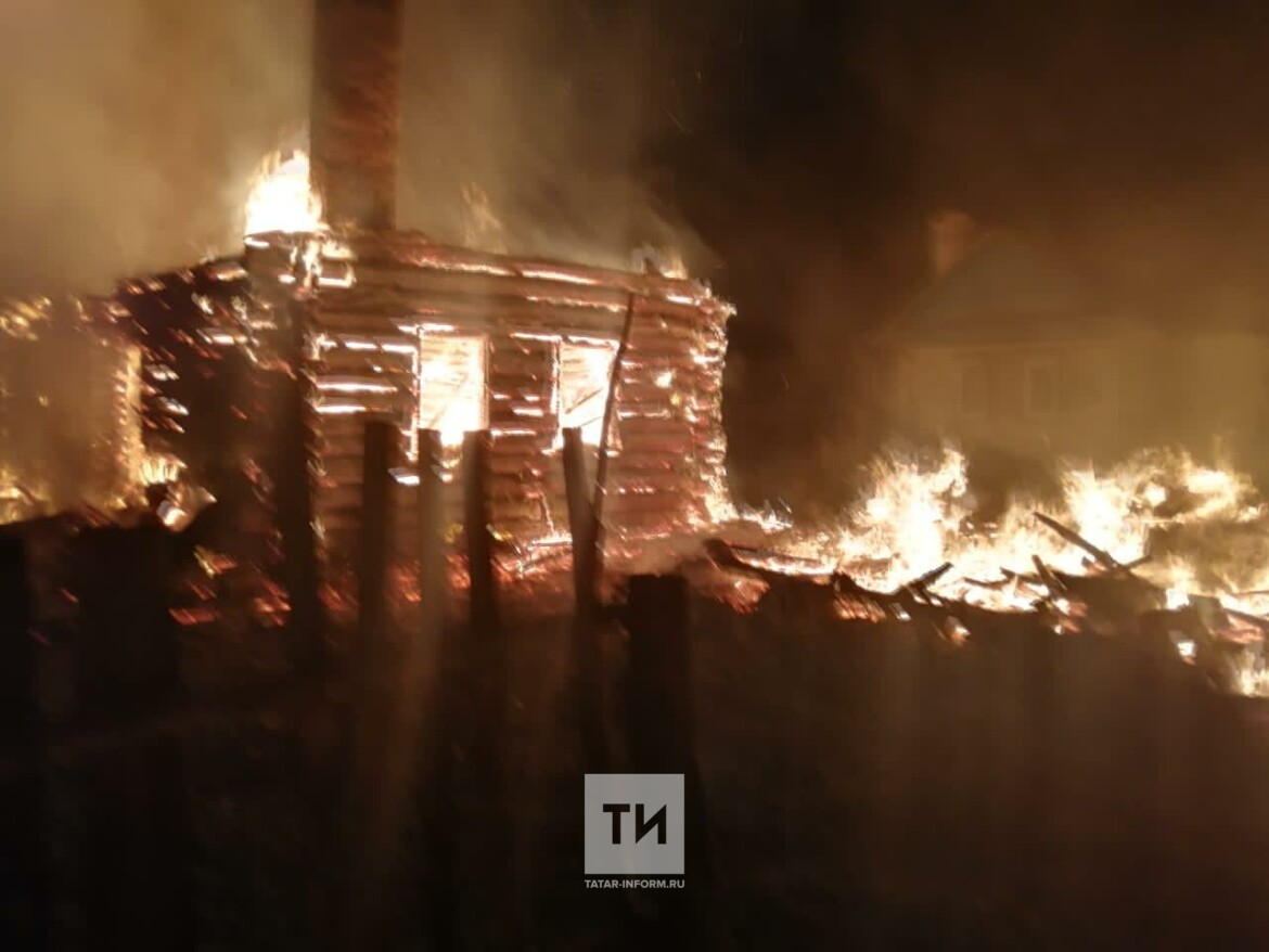 Пожилая женщина погибла на пожаре в частном доме в РТ, еще двое мужчин в  больнице