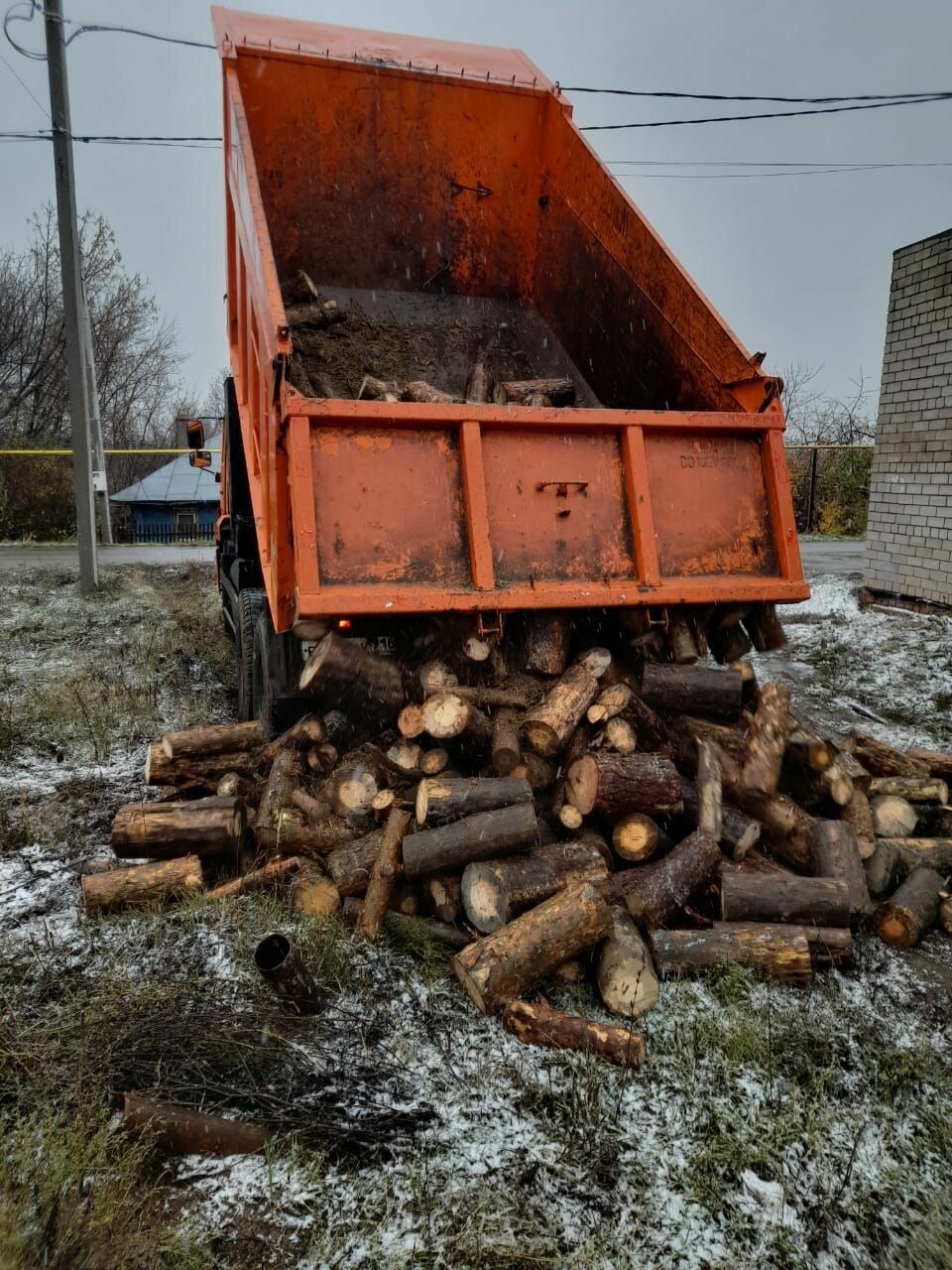 В Менделеевском районе семьям бойцов СВО помогают заготовить дрова на зиму