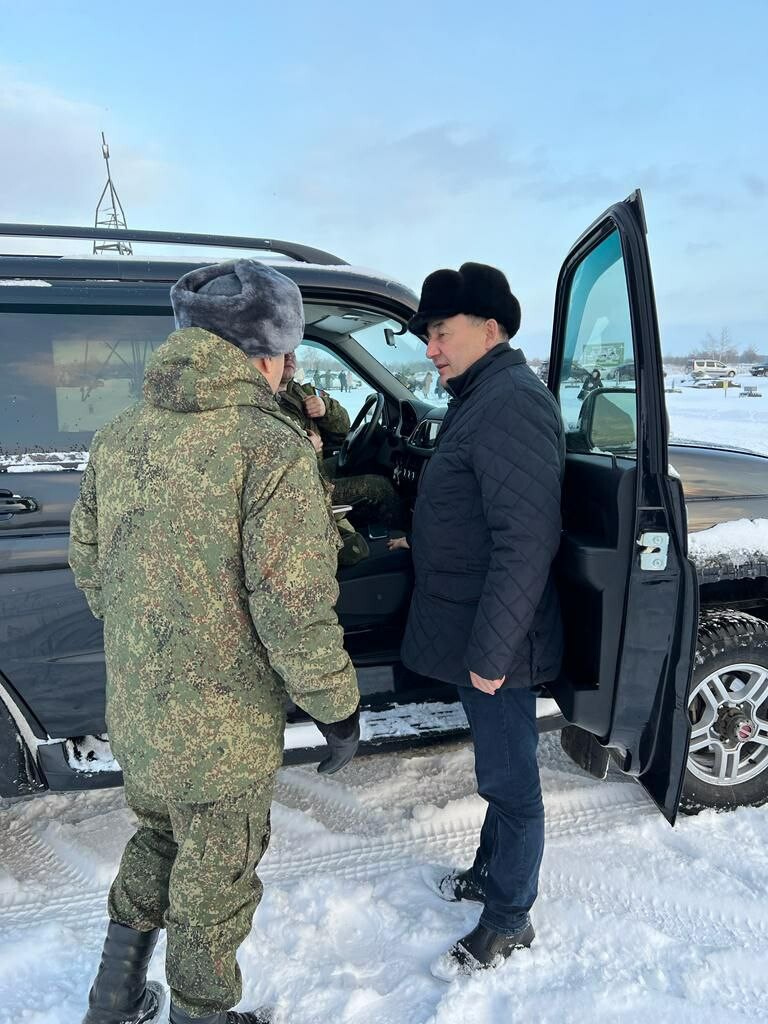 Марат Нуриев посетил мобилизованных на танковом полигоне Казани и передал  «УАЗ Патриот»