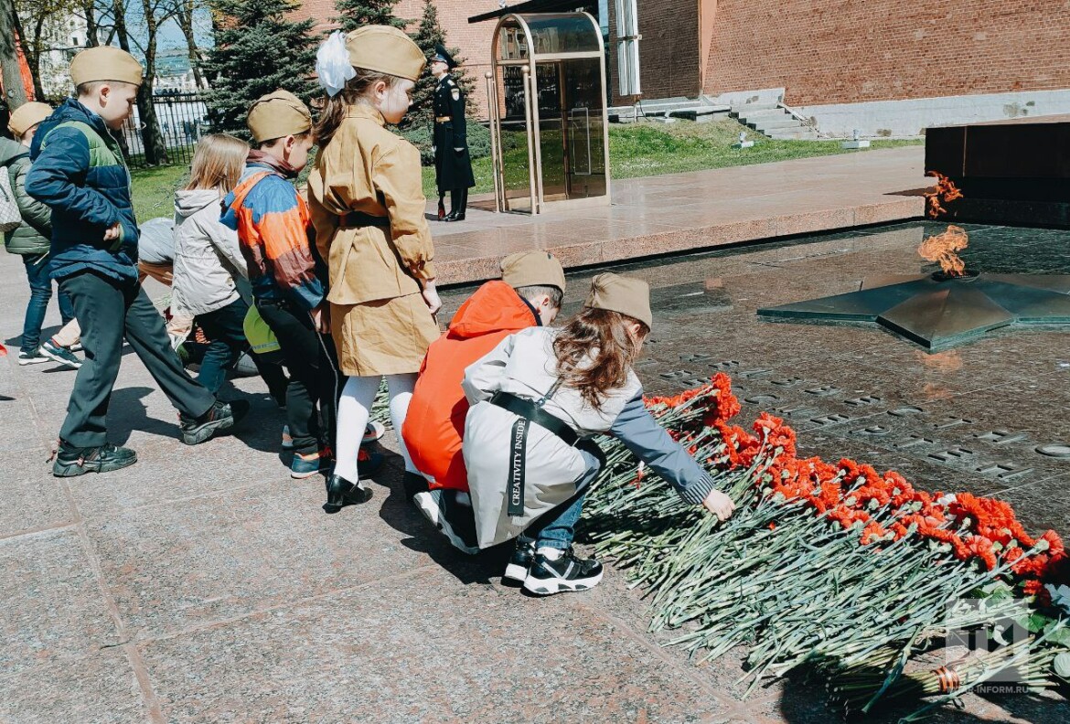 Возложение цветов к могиле неизвестного солдата фото