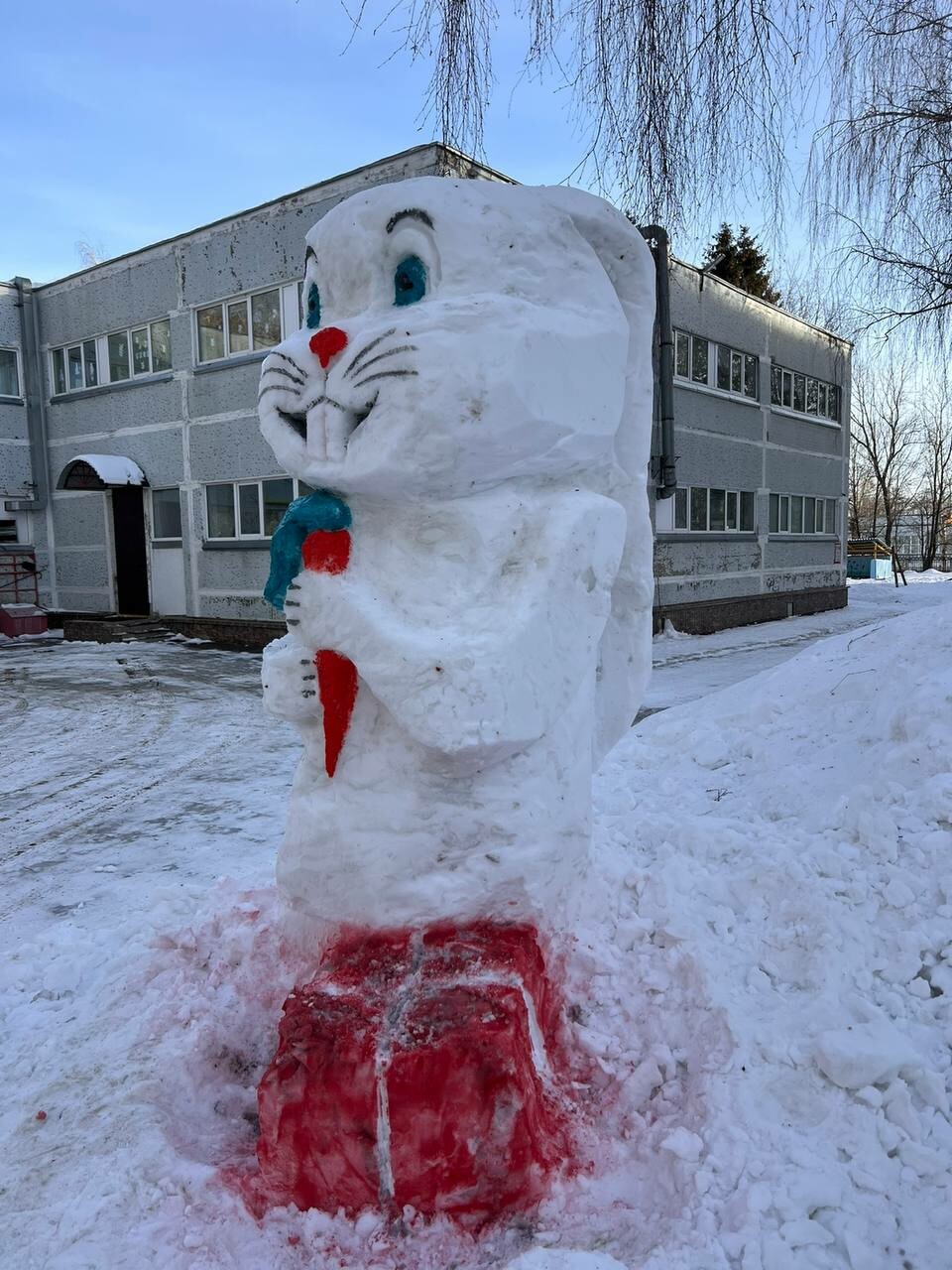 Нижнекамский художник Кристиан Апостол создал снежного зайца для детского  приюта