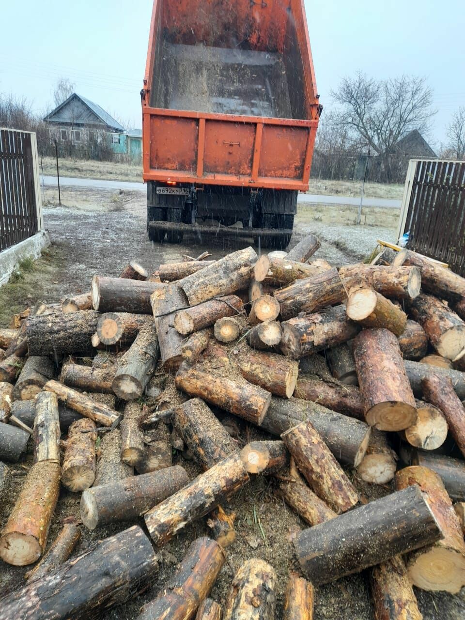 В Менделеевском районе семьям бойцов СВО помогают заготовить дрова на зиму