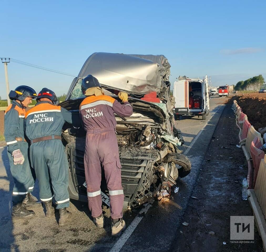 В Татарстане водитель «ГАЗели» пострадал при столкновении с грузовиком