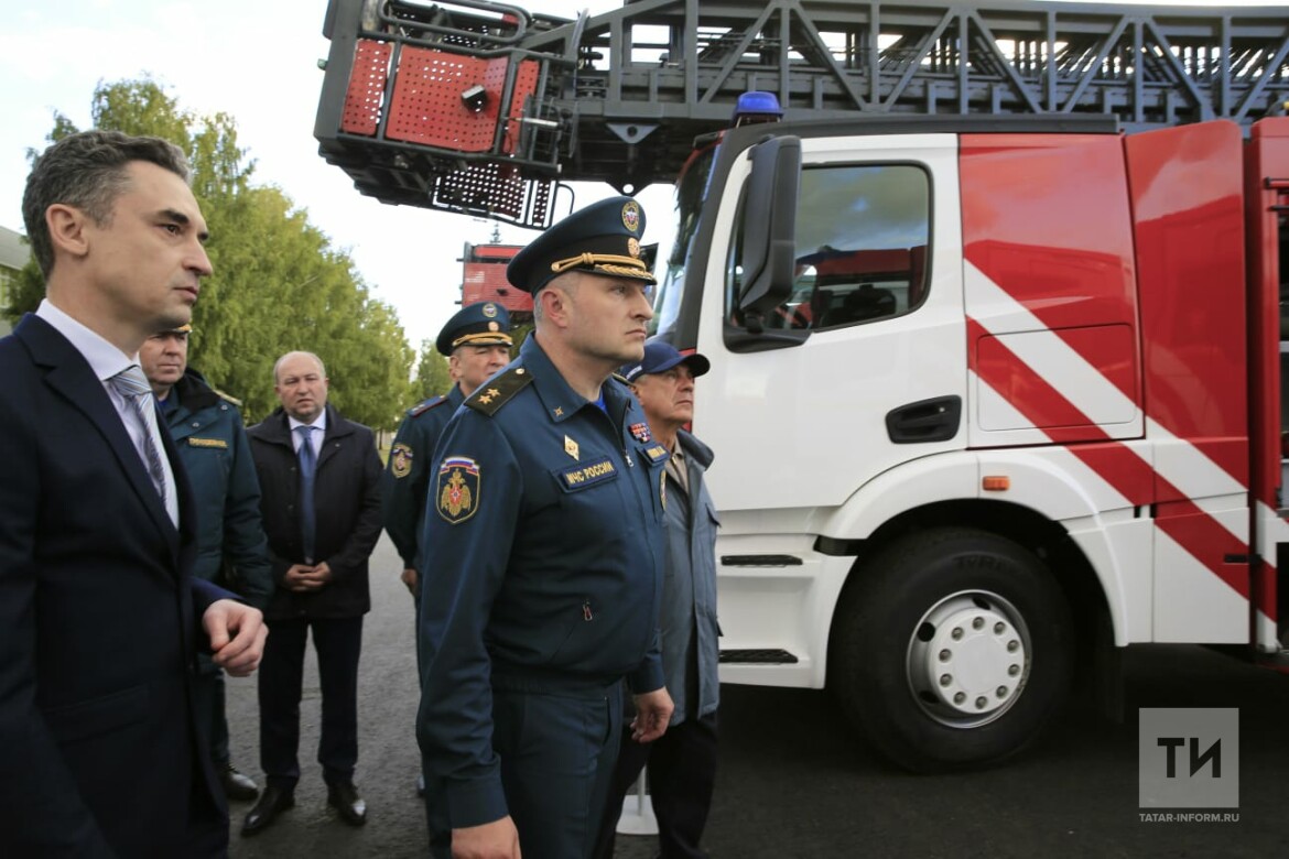 Современные и маневренные: главе МЧС РФ показали пожарные машины на базе  «КАМАЗа»