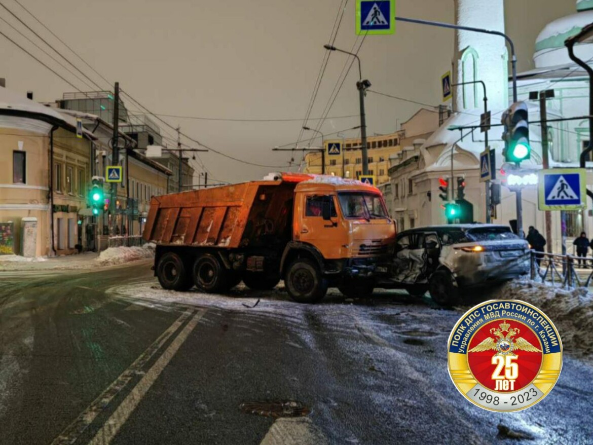 В центре Казани водитель «КамАЗа» проехал на красный и врезался в Land Rover