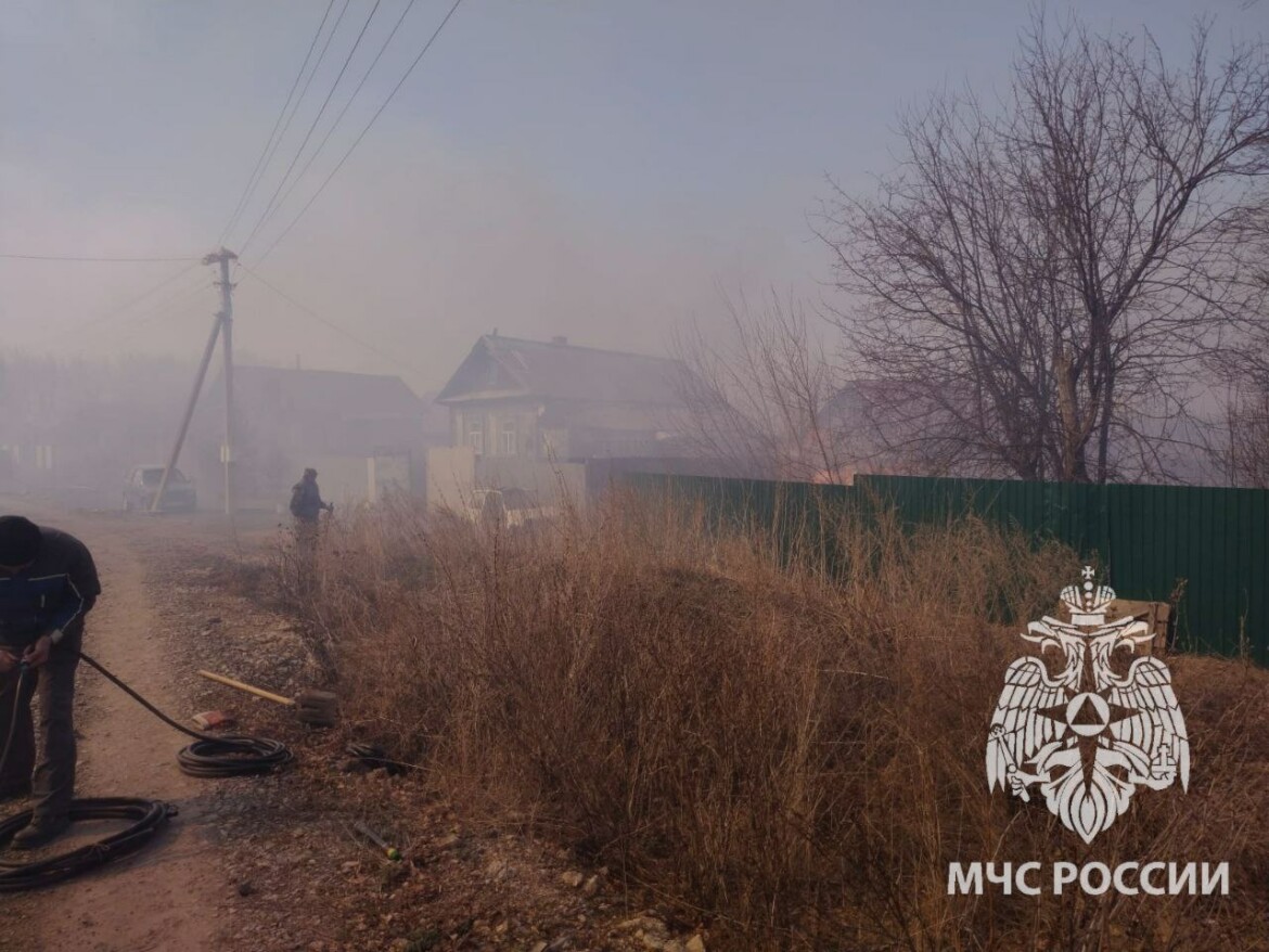 Трава и камыш горят в двух поселках Татарстана, огонь перекинулся на дома