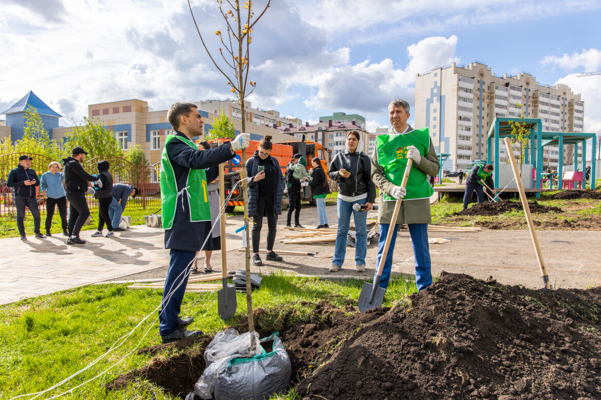 На бульваре «Западные ворота» в Альметьевске семьи высадили фамильные  деревья