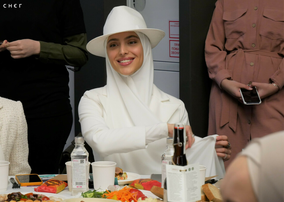 Fashion Iftar 2022 в Казани: царство красного, Dior в сочетании с  отечественными брендами