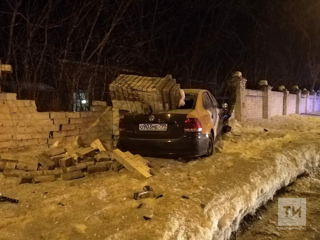 Ночью в Казани каршеринговое авто снесло кирпичный забор, женщина и ребенок  в больнице