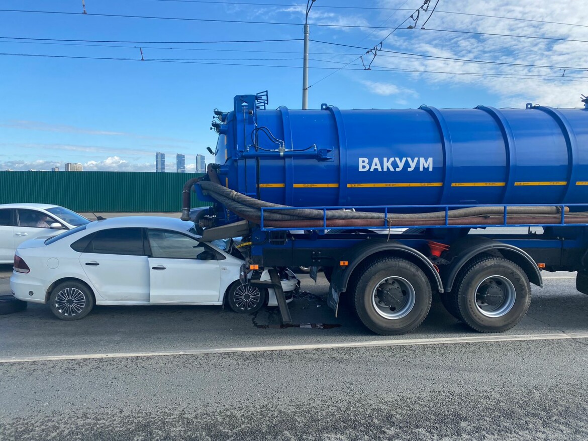 В Казани на Кировской дамбе произошла массовая авария, двое человек  пострадали