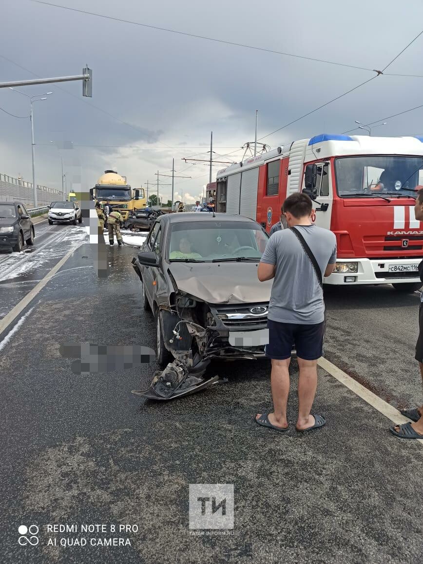 В Казани водитель бетономешалки снес на светофоре три авто, пострадали два  человека