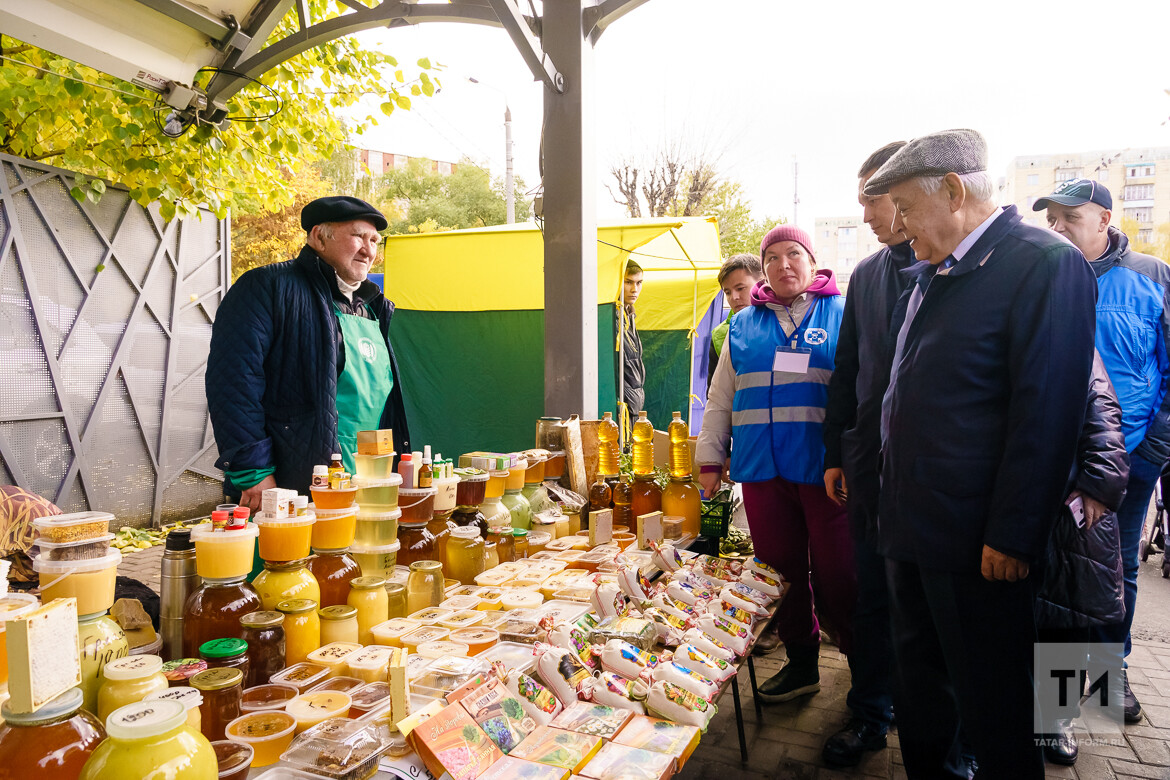 В магазине порой дешевле, но то, что мы покупаем на ярмарке, всегда свежее  и вкусное»