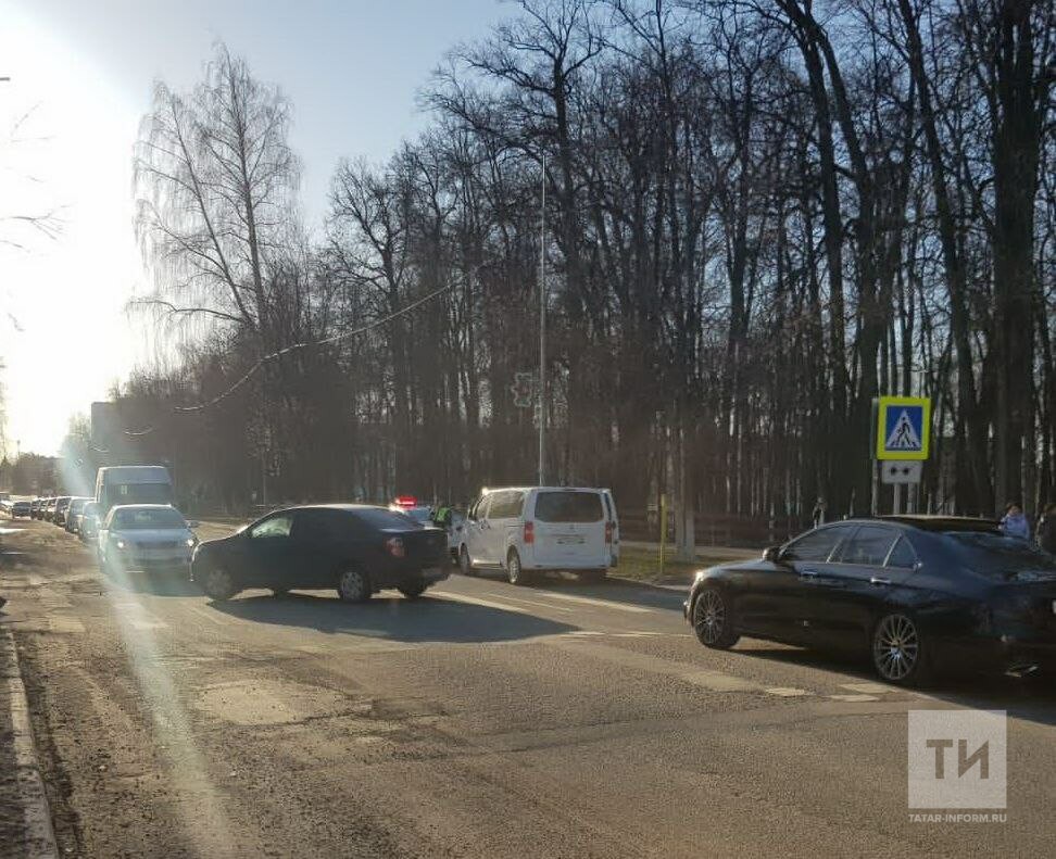 Зеленодольск новости подслушано. В Зеленодольске сбили ребенка. Наезд на ребенка Зеленодольск. ЦРБ Зеленодольск татар информ. Сбили ребенка в Зеленодольске фото.