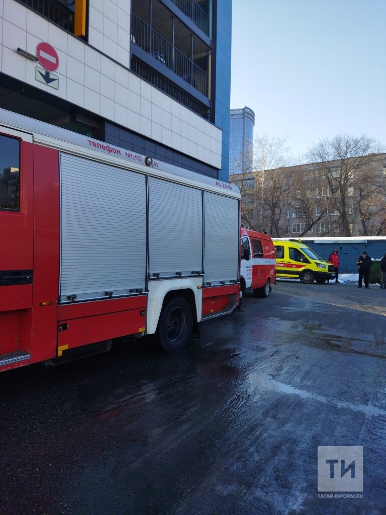 На парковке автосалона в Казани загорелся автомобиль