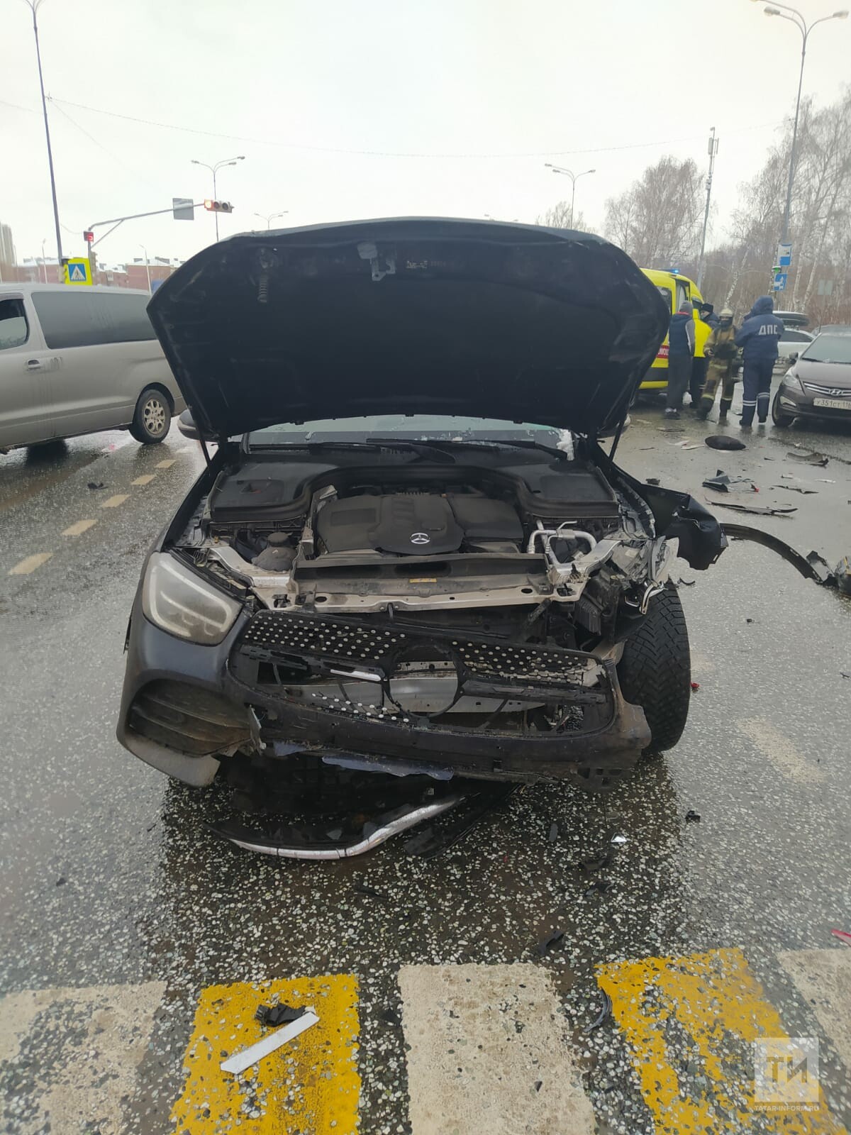 На выезде из Казани столкнулись два автомобиля, пострадала одна из  пассажирок