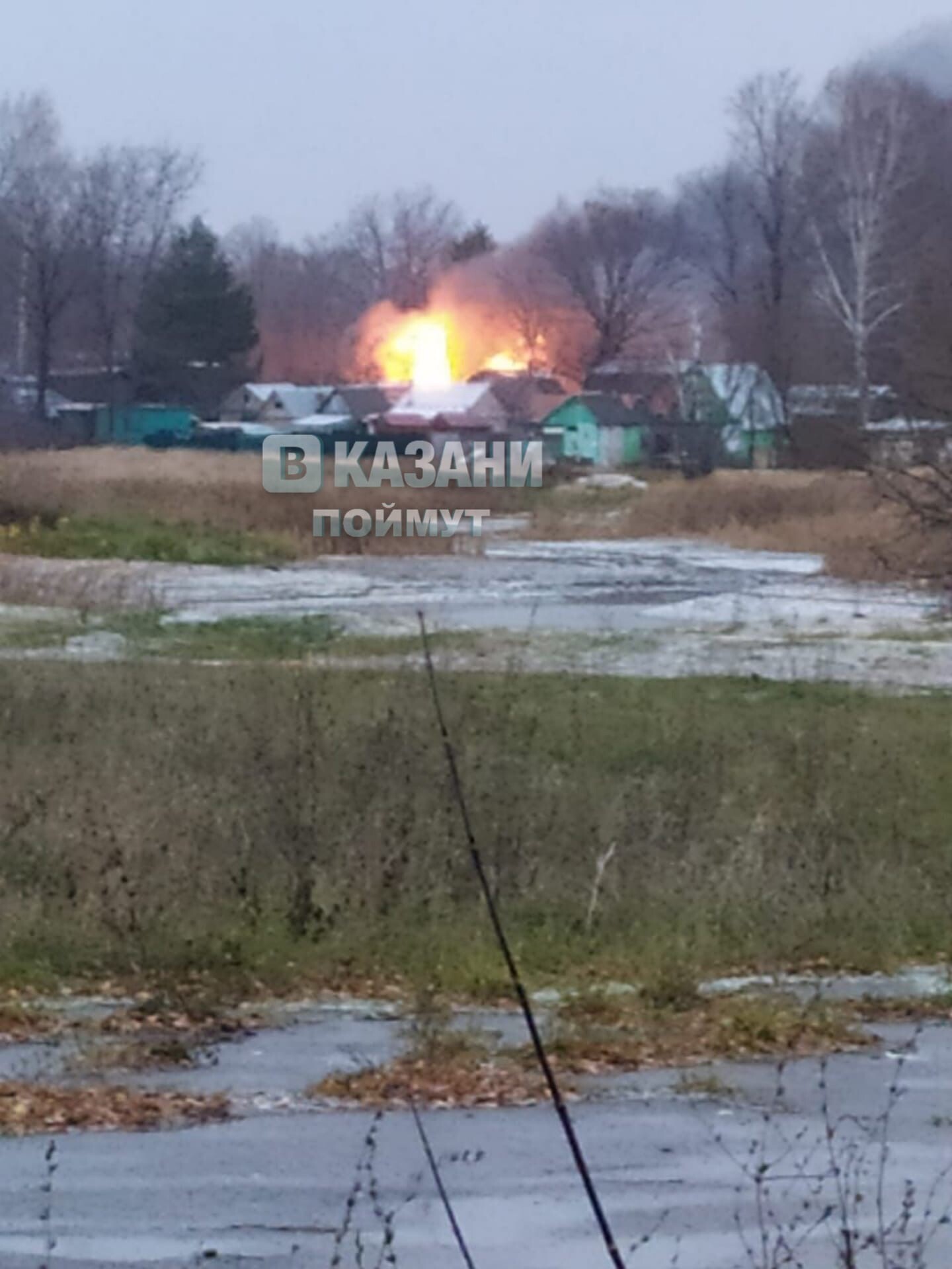 Пожарные перебрались на лодке на остров на Волге в РТ, чтобы потушить  дачный домик