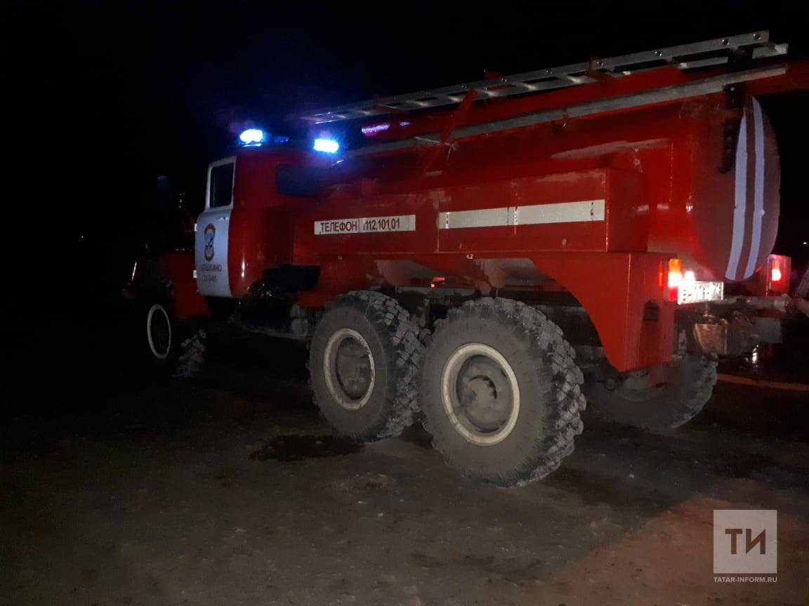 Пожарные спасли женщину из горящего дома в Кукморе