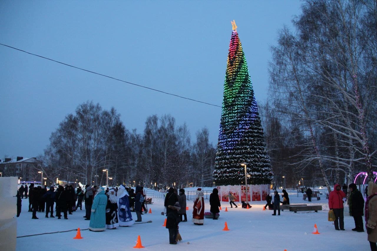 В Елабуге открылась главная елка и резиденция Деда Мороза