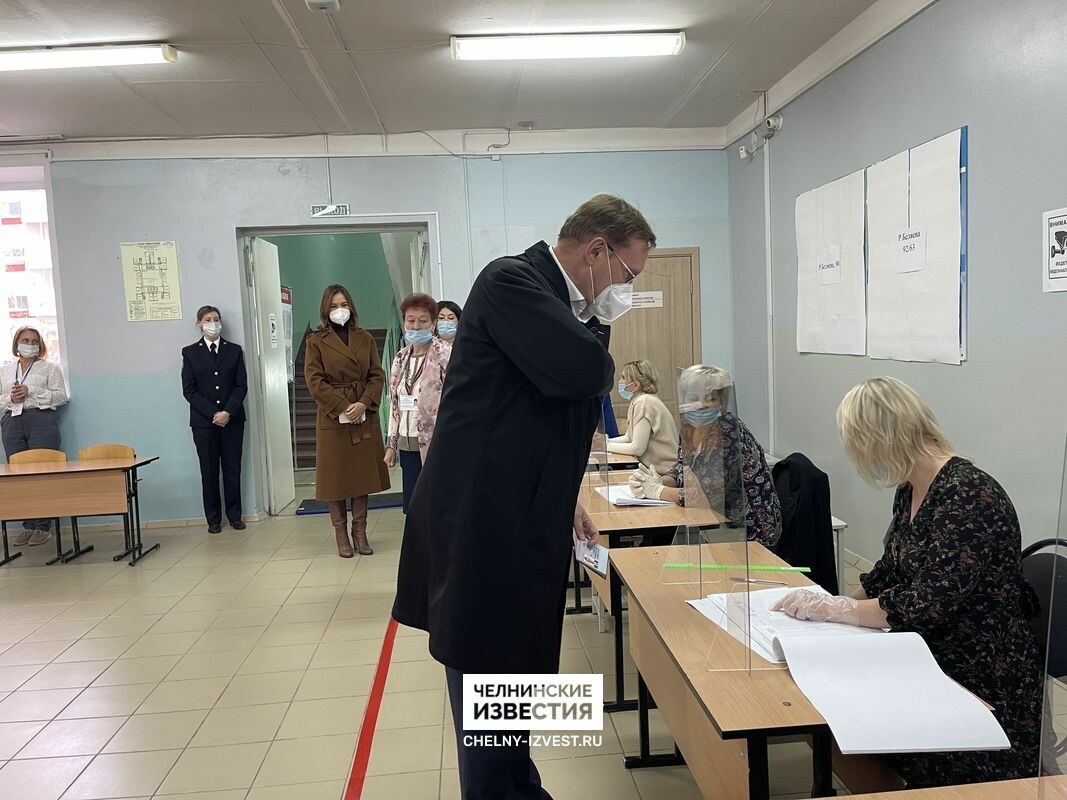 Гендиректор КАМАЗа Сергей Когогин вместе с женой проголосовал на думских выборах